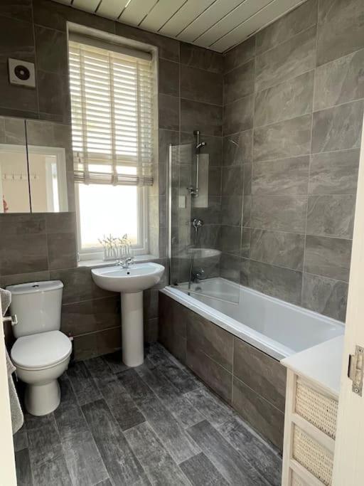 One Bedroom Apartment In The Centre Of Ландъндо Екстериор снимка